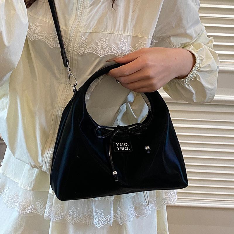 Korean version of casual versatile soft leather portable dumpling bag women's spring and summer popular small fresh simple wind light messenger bag