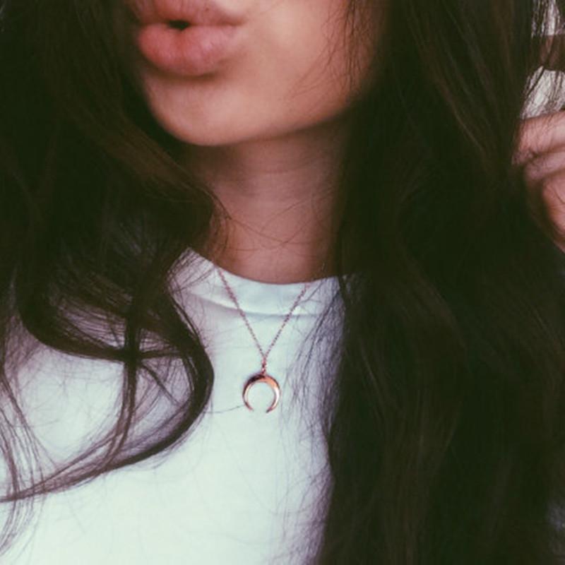 

Trendy Crescent Moon Horn Necklace: European & American Style серебряный
