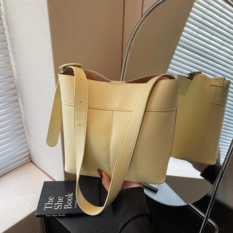 

Модная сумка для мамы и ребенка женская 2025 лето новая трендовая простая сумка-ведро высококлассная сумка-мессенджер на плечо жёлтый