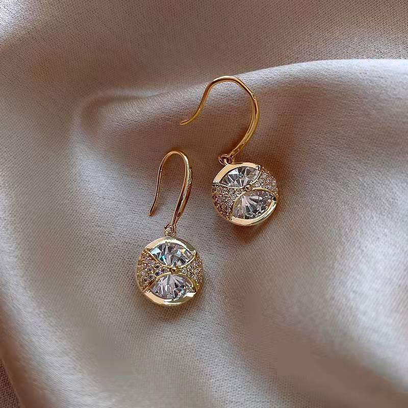 Korean Style High-End Silver Needle Diamond Heart Stud Earrings - Retro Sweet Versatile Design for Women