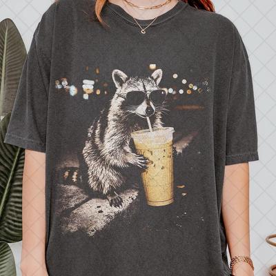 Waschbär trinkt Eiskaffee Shirt Lustiges Tier Meme Unisex T-Shirt