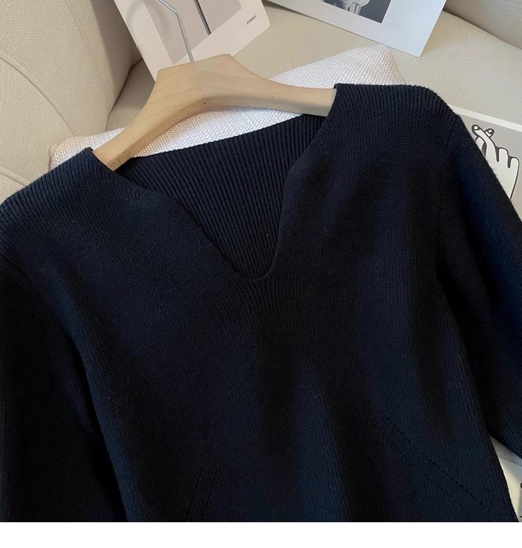 Damen High-End Strickkleid mit V-Ausschnitt und figurschmeichelndem Midilängen-Design für Herbst/Winter.