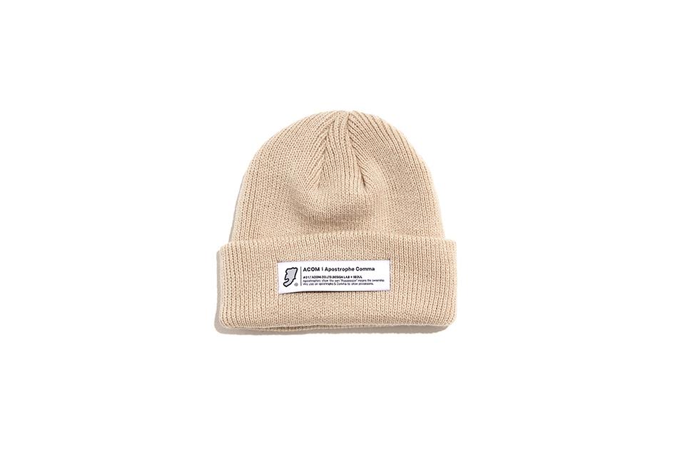 APOSTROPHE COMMA Main Label Short Beanie (Beige)