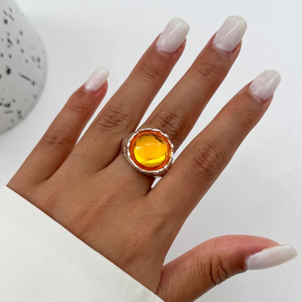 Luxury Style Colorful Acrylic Rhinestone Gem Ring Metallic Textured Pleated Open Band Ring For Women INS Daily Elegant Statement Hand Jewelry