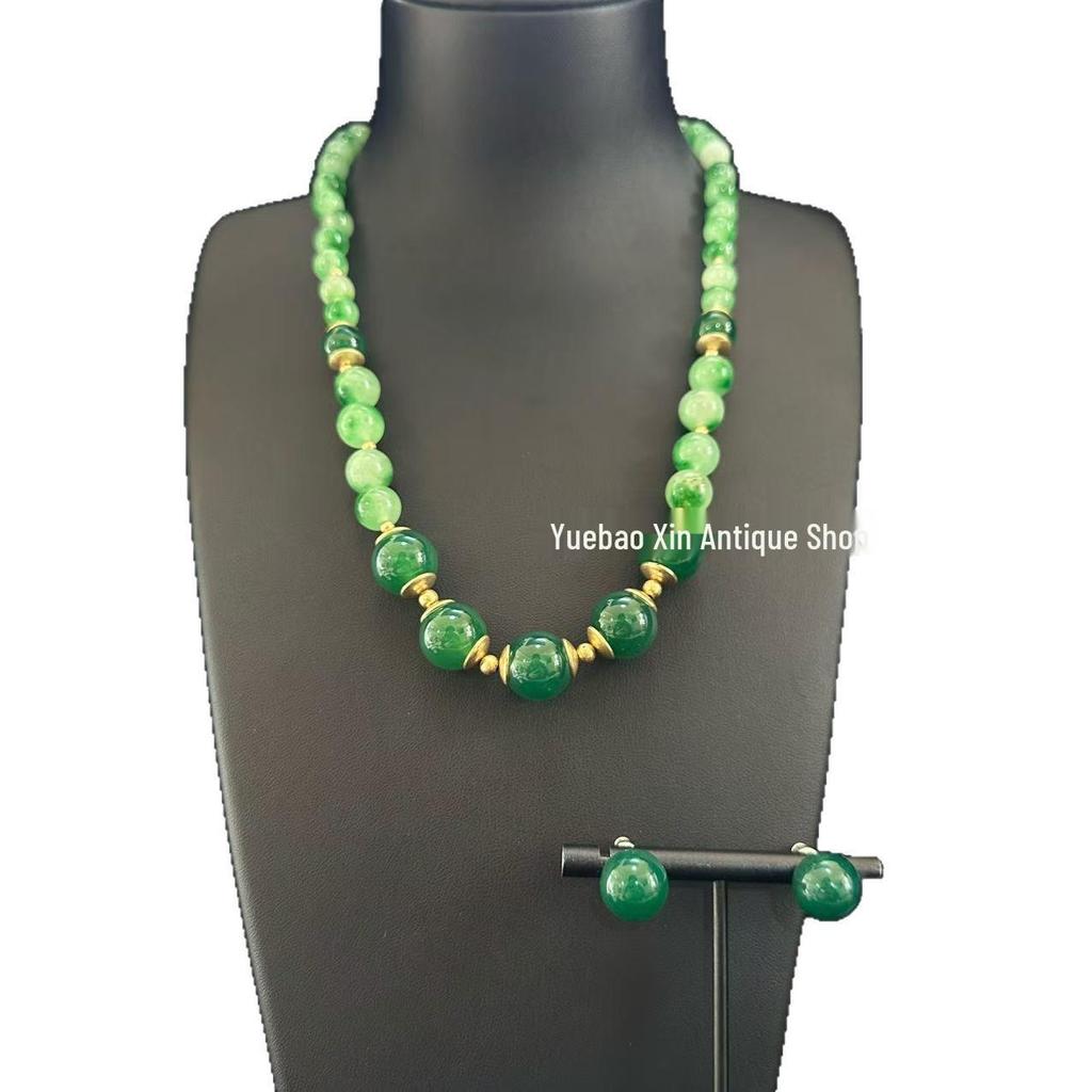 Vintage Elegant Collarbone Necklace: Retro Green Agate Bead with Brass Water Plant Stone