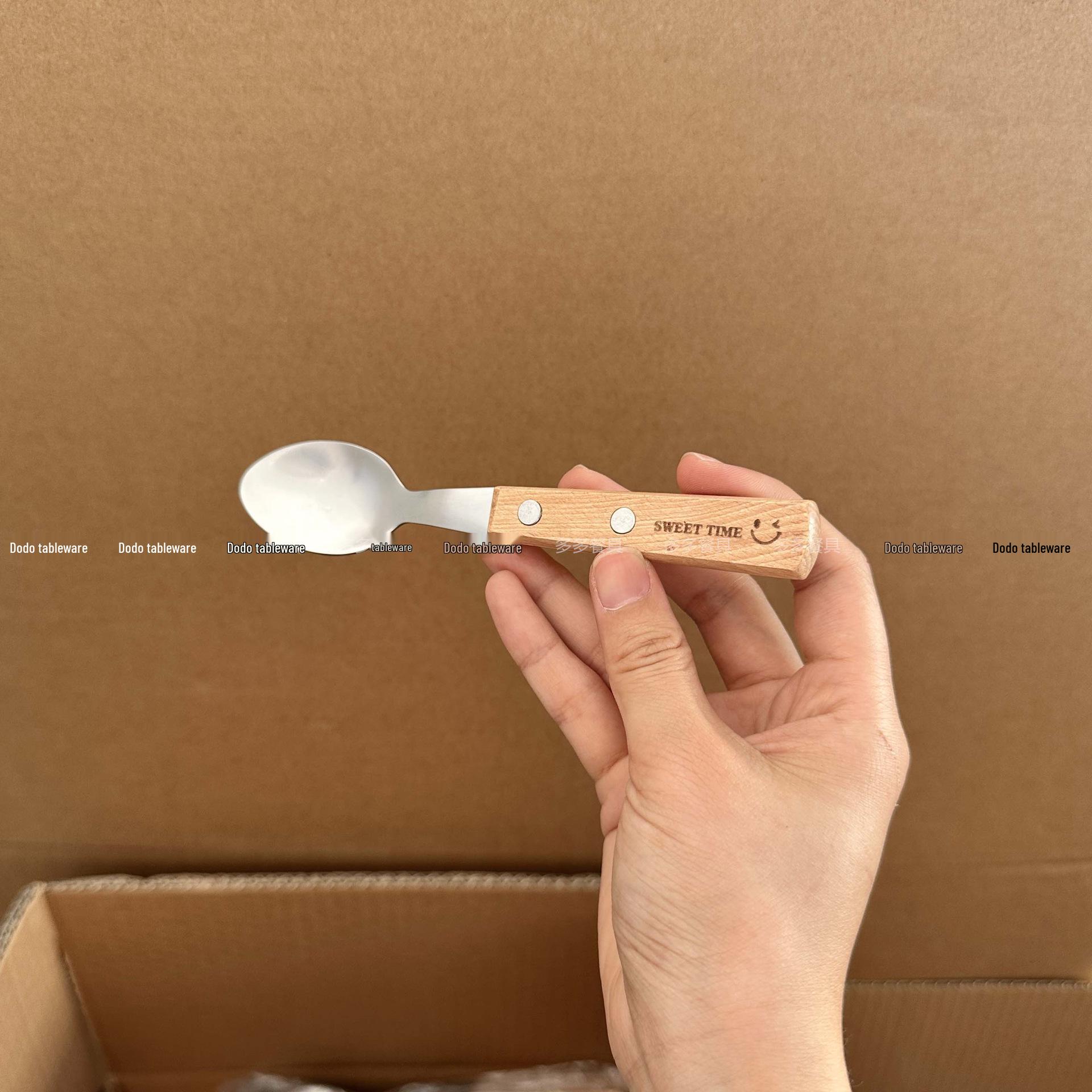 

Набор столовых приборов из нержавеющей стали с деревянными ручками и логотипом в виде смайлика - нож, вилка, ложка для десертов и обеда.