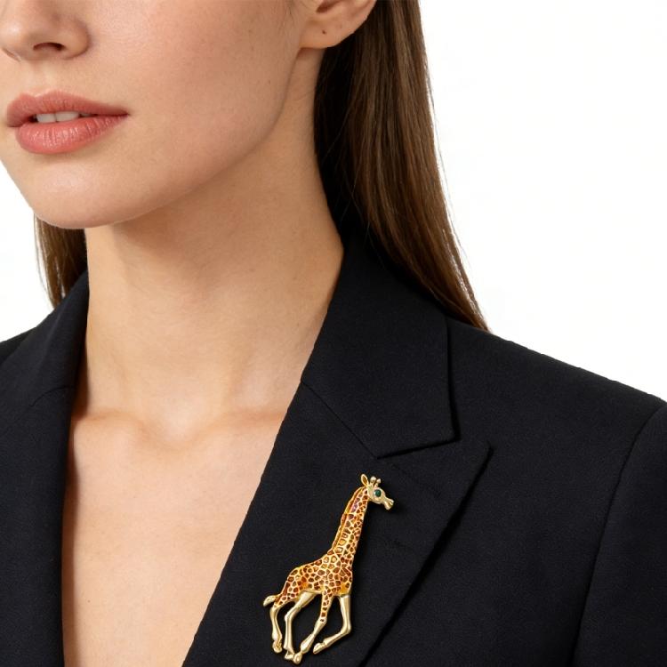 Charming Drip Paint Giraffe Brooch Unisex Animal Pin Accessory with Fashion Rhinestones For Everyday Use