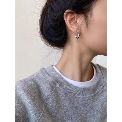 Ash Crescent Kühlgrau Perlmutt Mond Ohrstecker für Damen - Trendige und Schicke Ohr-Accessoires 2026