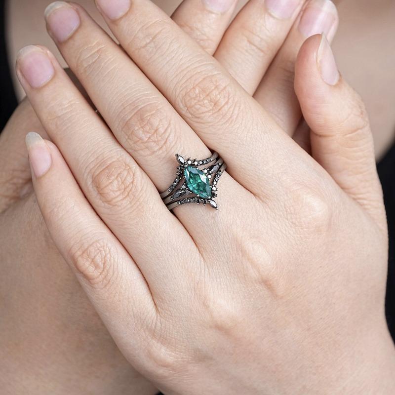 European and American new fashionable green zircon inlaid personalized light luxury versatile women's three-piece ring