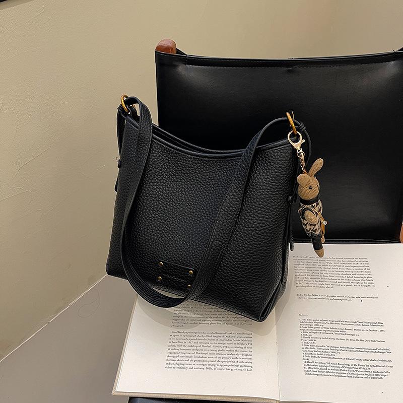 

Жіноча сумка преміум-класу 2024 року, нова універсальна ретро-міська сумка великої місткості, сумка-месенджер через плече чорний