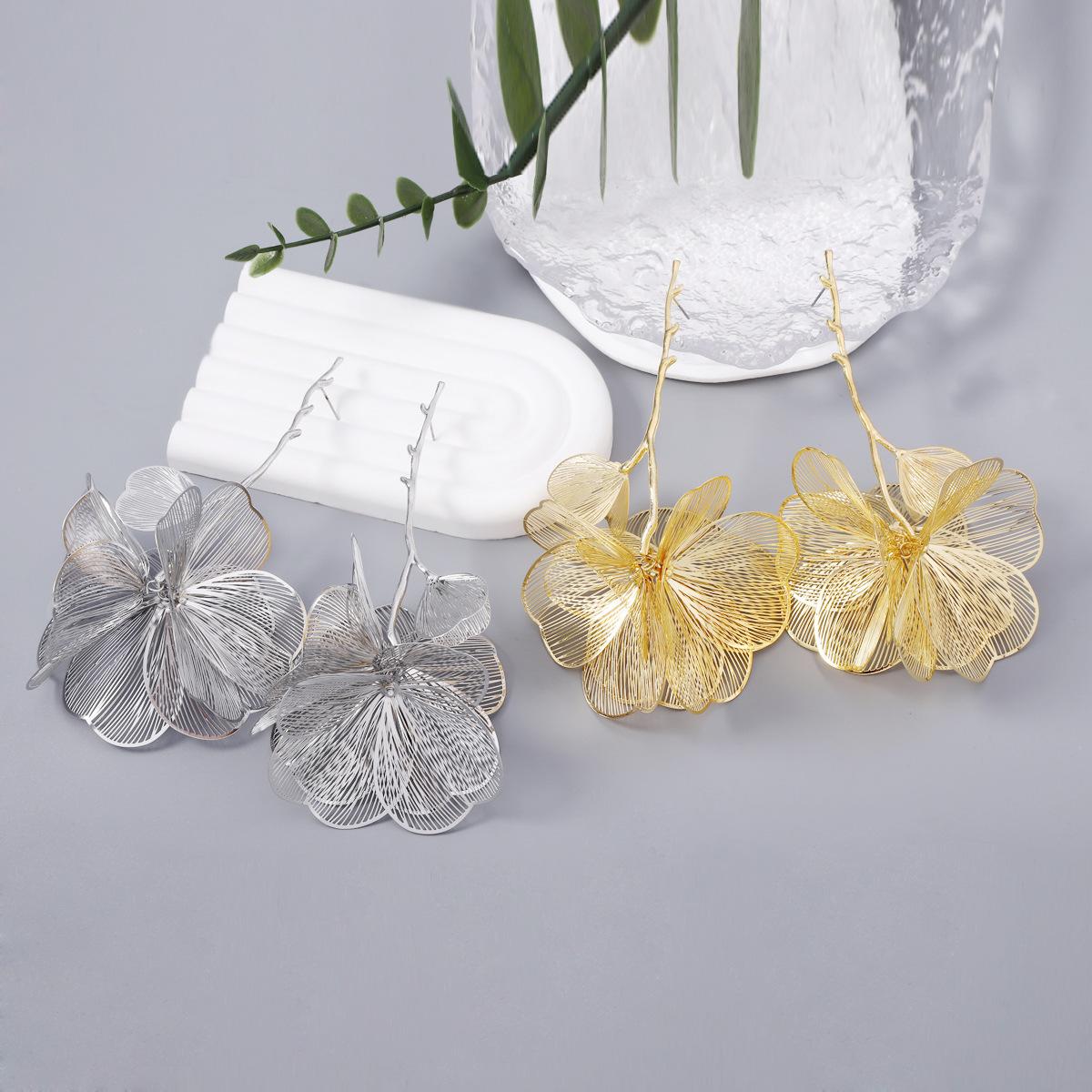 22646 Women's Silver Fashion Exaggerated Ins Cold Wind Camellia Long Earrings, Light Luxury Alloy Personalized Versatile Trend Earrings