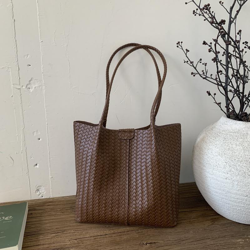 Retro Woven Bag Women's Large Capacity 2025 New Autumn and Winter Versatile Shoulder Bag Texture Commuter Tote Bag