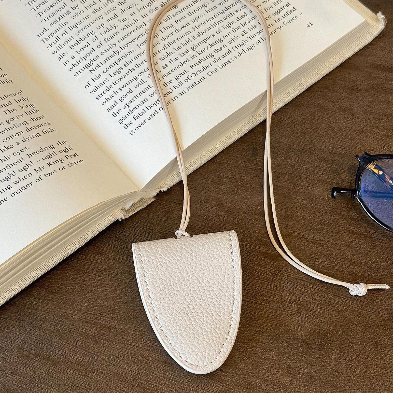 

Кожаное ожерелье с подвеской в виде сумки для ключей на шнурке и держателем для очков