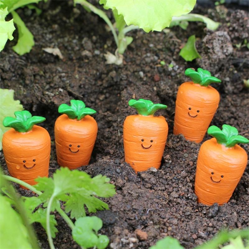 Easter Stake Carrot Statue Smile Carrot Shaped Figurines Plant for Indoor and Outdoor Sculpture Decors