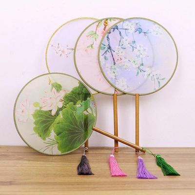 1PC Wentylator ręczny w stylu chińskim Śliczny Mini przenośny wentylator podróżny Okrągły kształt Wentylator materiałowy Bambusowy uchwyt z pomponem Dekoracja domu