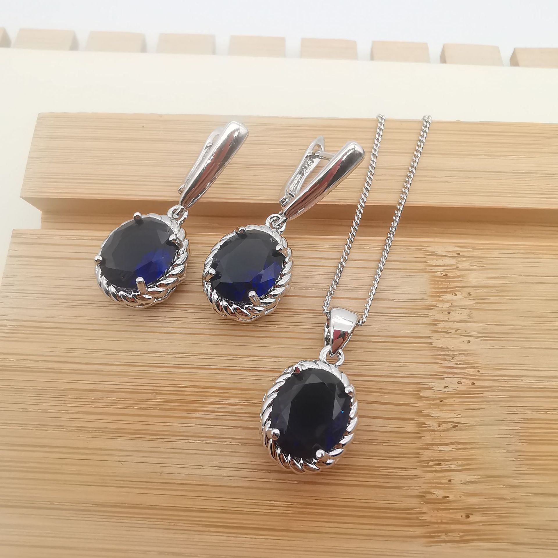 

Комплект украшений в европейском и американском стиле, разноцветные крученые булавки из жареного теста, ожерелье в форме яйца с синим кристаллом и белым камнем, серьги-капли