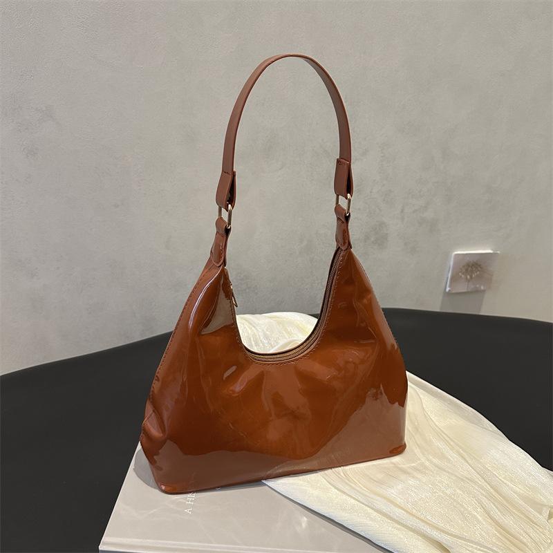 

Niche texture retro patent leather glossy women s shoulder armpit bag new versatile simple handbag коричневый