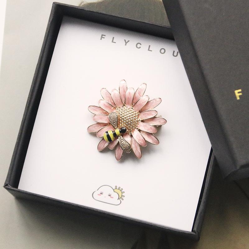Cute Chrysanthemum Bee Brooches Gift For Women Fashion Lady Clothes Jewelry Hijab Pins Broach Pins Luxury Broche Bee Brooch