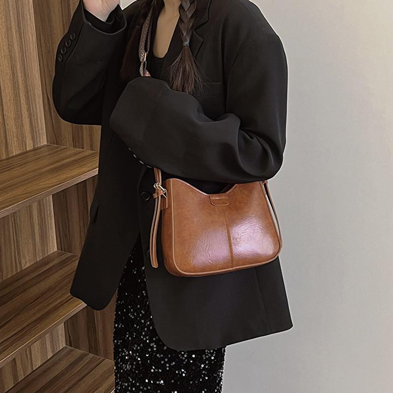 2024 New Retro Bag Female Korean Version Shoulder Bag Fashion Street Trend Leisure Commute Bucket Bag