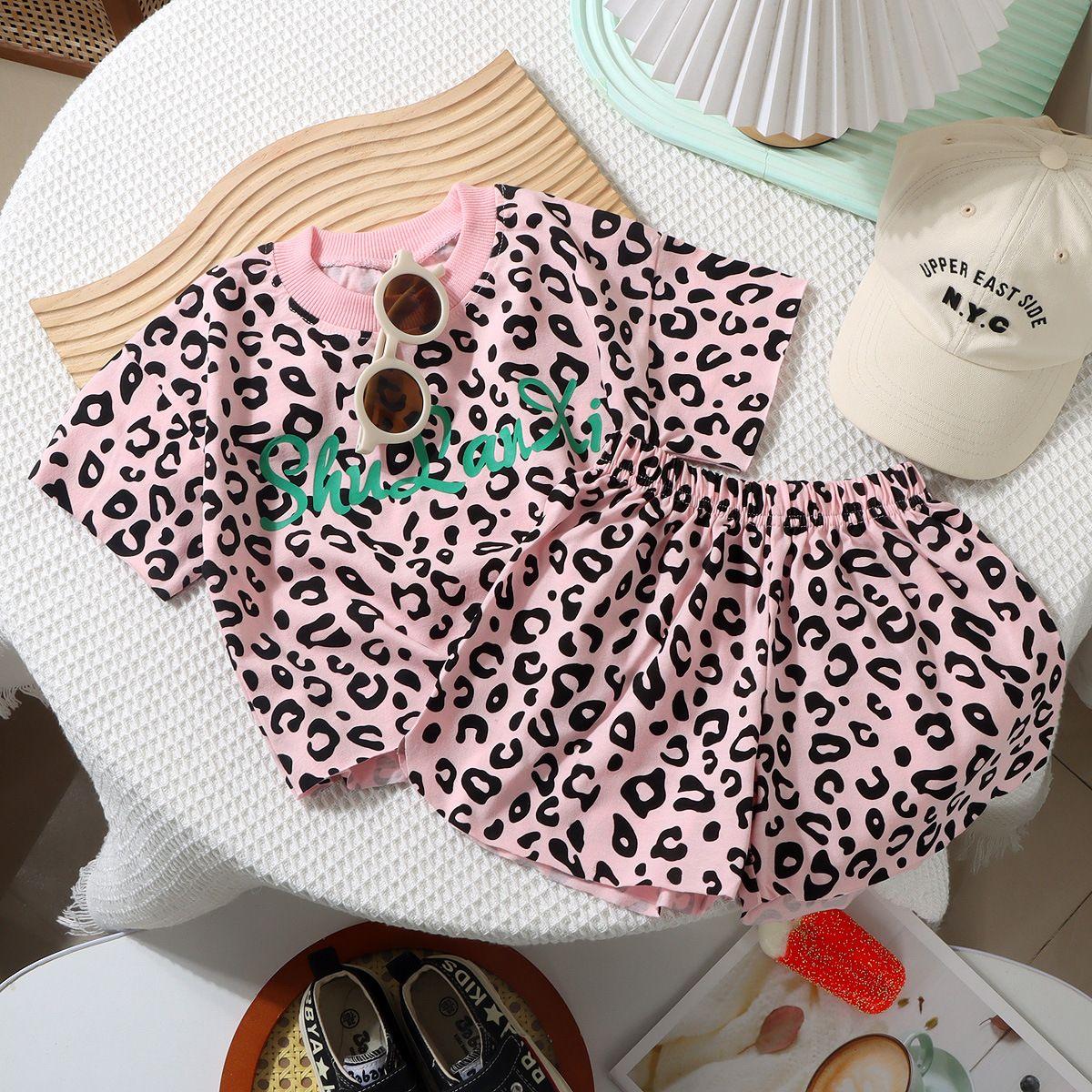 

Детский летний модный комплект из футболки и брюк с леопардовым принтом, тонкие шорты с короткими рукавами для мальчиков и девочек, комплект из двух предметов, модный 130 розовый