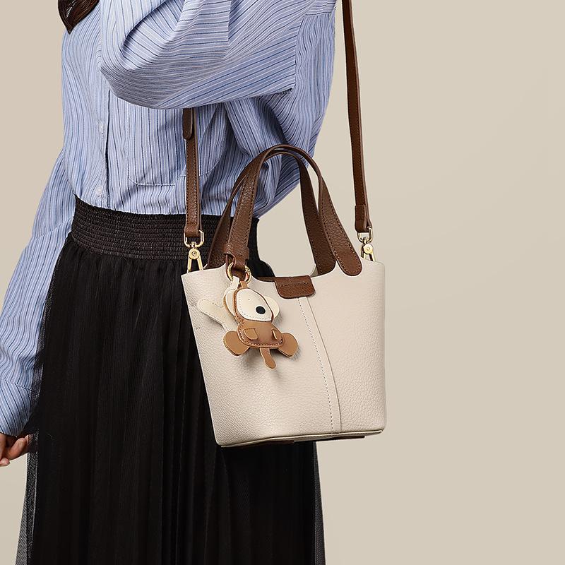 This Year, the High-end Small Bag Is Versatile, the Work Hand Bag, the Vegetable Basket, the Portable Bucket Bag, and the Messenger Bag.