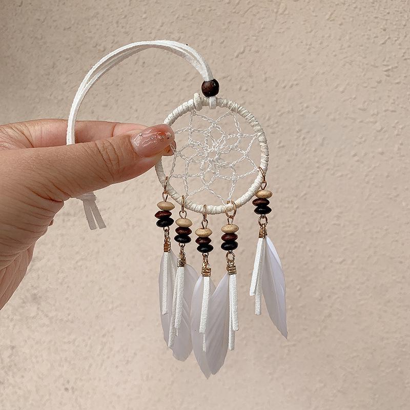 

Ловец снов ручной работы с деревянными бусинами и перьями - Юго-восточная азиатская музыка ветра с 5 подвесками для подвесного украшения в автомобиль или для дома. белый