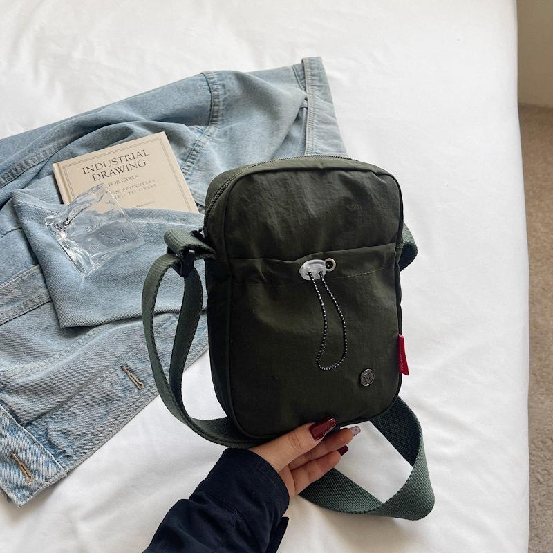 

Casual lightweight small bag women s Korean oblique span 2025 spring niche design simple shoulder sports small square bag темно-зеленого