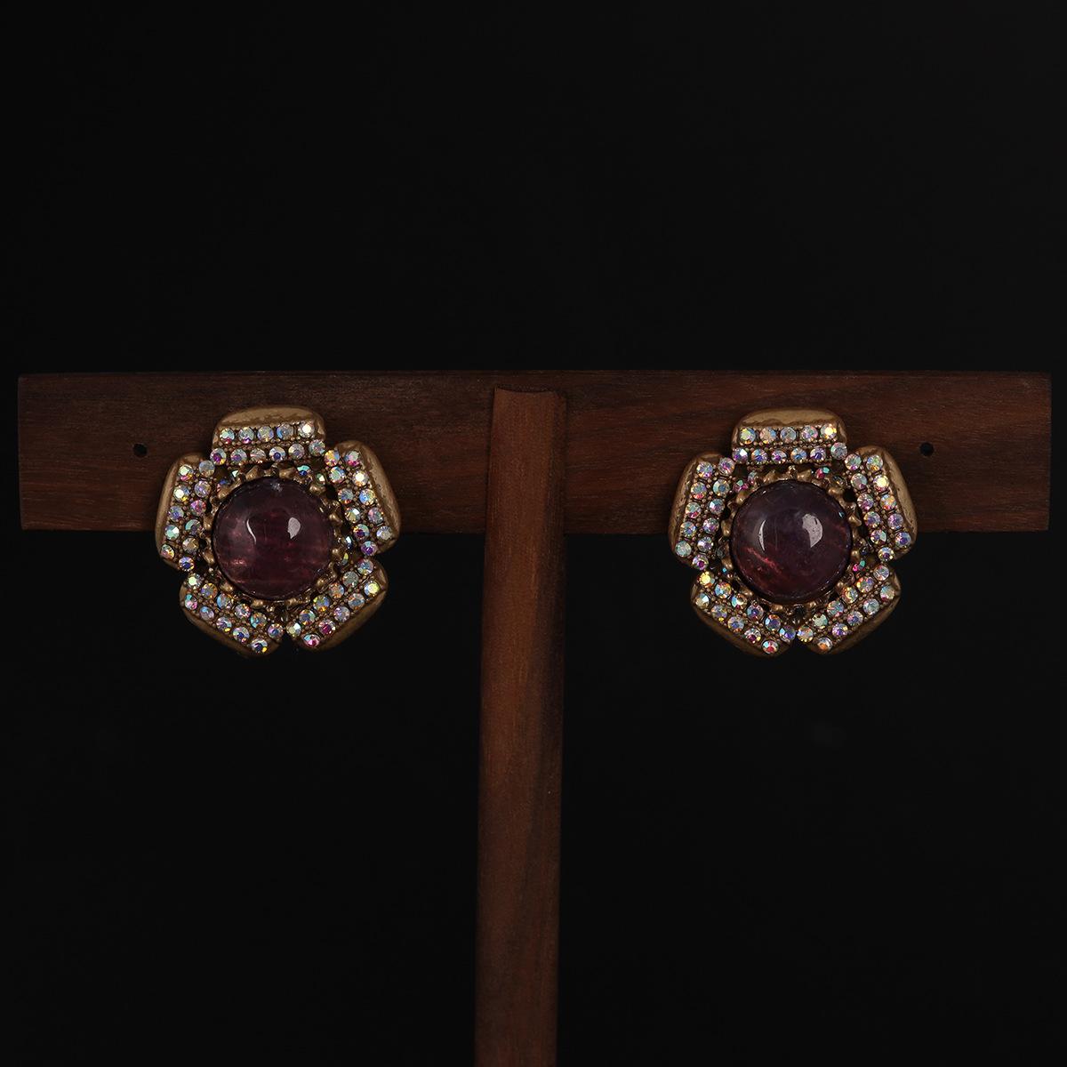 

Medieval Vintage Senior Sense Niche Temperament Versatile Copper Plated Old Gold Flower Diamond Purple Agate Earrings