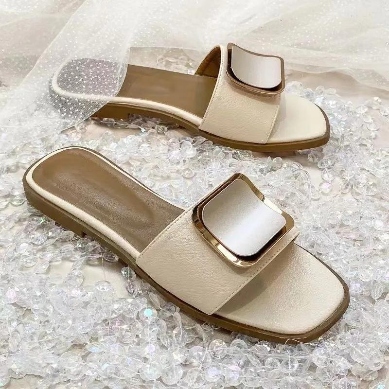 Modische Damenschuhe Neu Sommer Heißer Verkauf Damen Zehentrenner Quadratischer Knopf Metalldekoration Niedrige Absatzsandalen Mode Alltags-Slipper