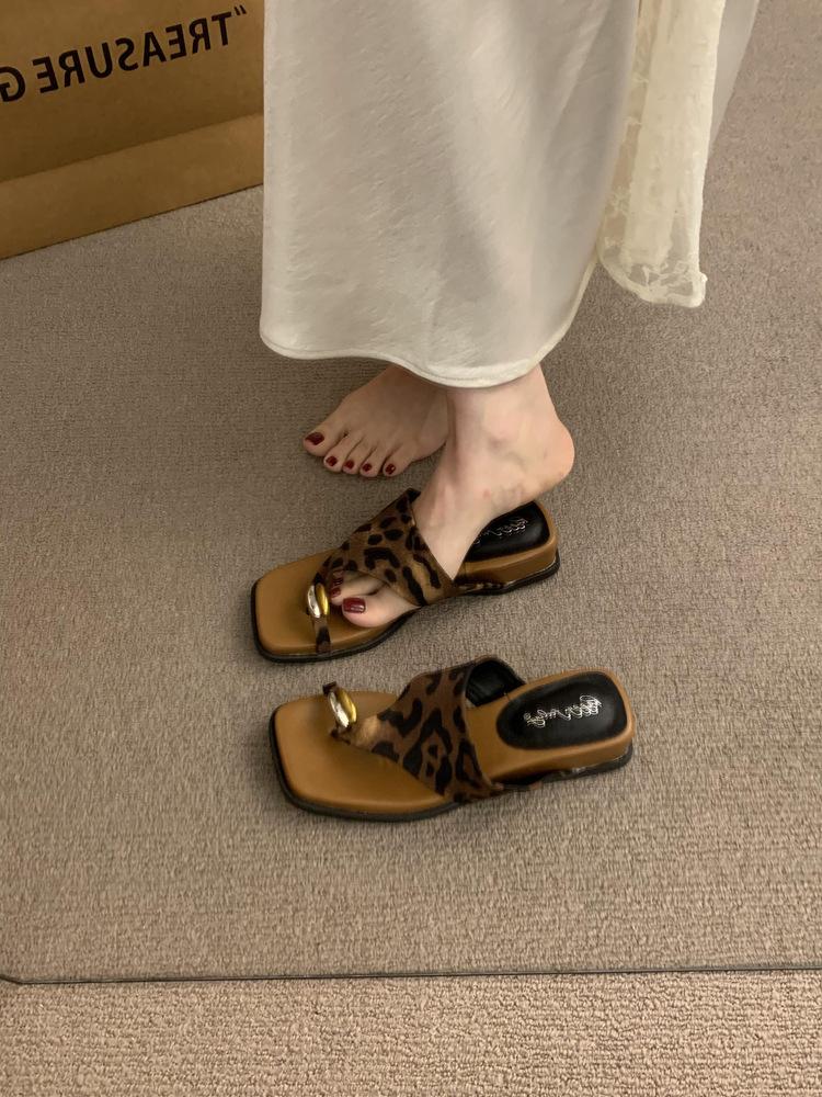 

Французские ретро металлические сандалии с закрытым носком и пряжкой, женские 2025 новая ниша, на толстой подошве, пляжная обувь на одной педали, летняя носка 40
