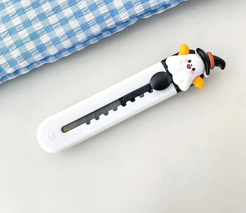 

1 шт. милый мультяшный нож на Хэллоуин для школьников, милый мини-портативный нож для бумаги, безопасный кавайный нож для коробок, школьные принадлежности