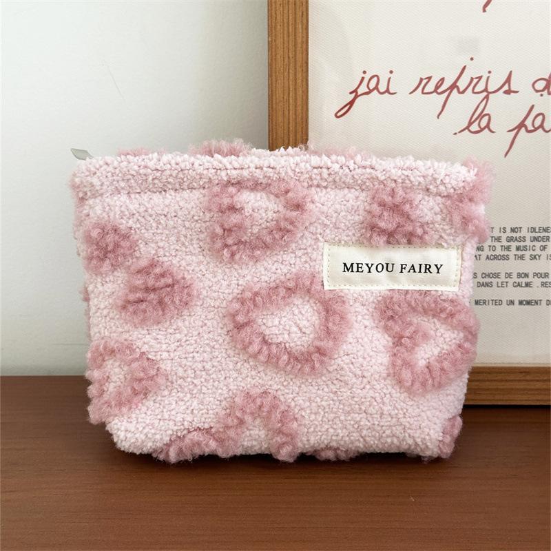 

Плюшевая, свежая и милая косметичка в форме сердца, портативная сумка для хранения средств по уходу за кожей и помады, ручная сумка, внутренняя сумка.zwq