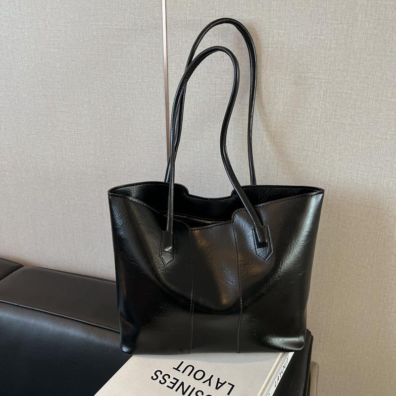 

Темпераментная сумка большой вместимости высокой ценности женская 2025 новая осенне-зимняя сумка через плечо в стиле легкой роскоши повседневная сумка-тоут