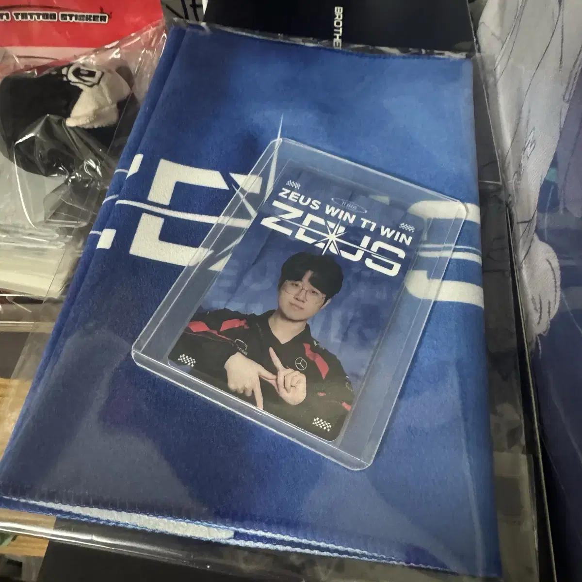 

T1 Zeus Counterfeit Slogan Photo Card