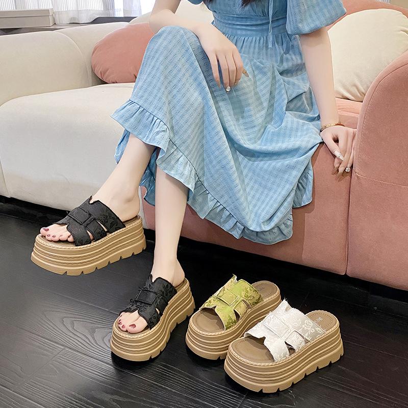 Thick-bottomed heightening cool slippers women's summer wear new fashion casual beach cool slippers