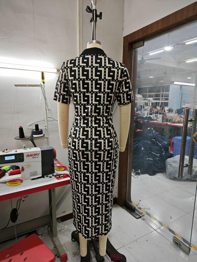 2025 European Autumn/Winter V-Neck Long Sleeve Printed Sexy Dress for Women