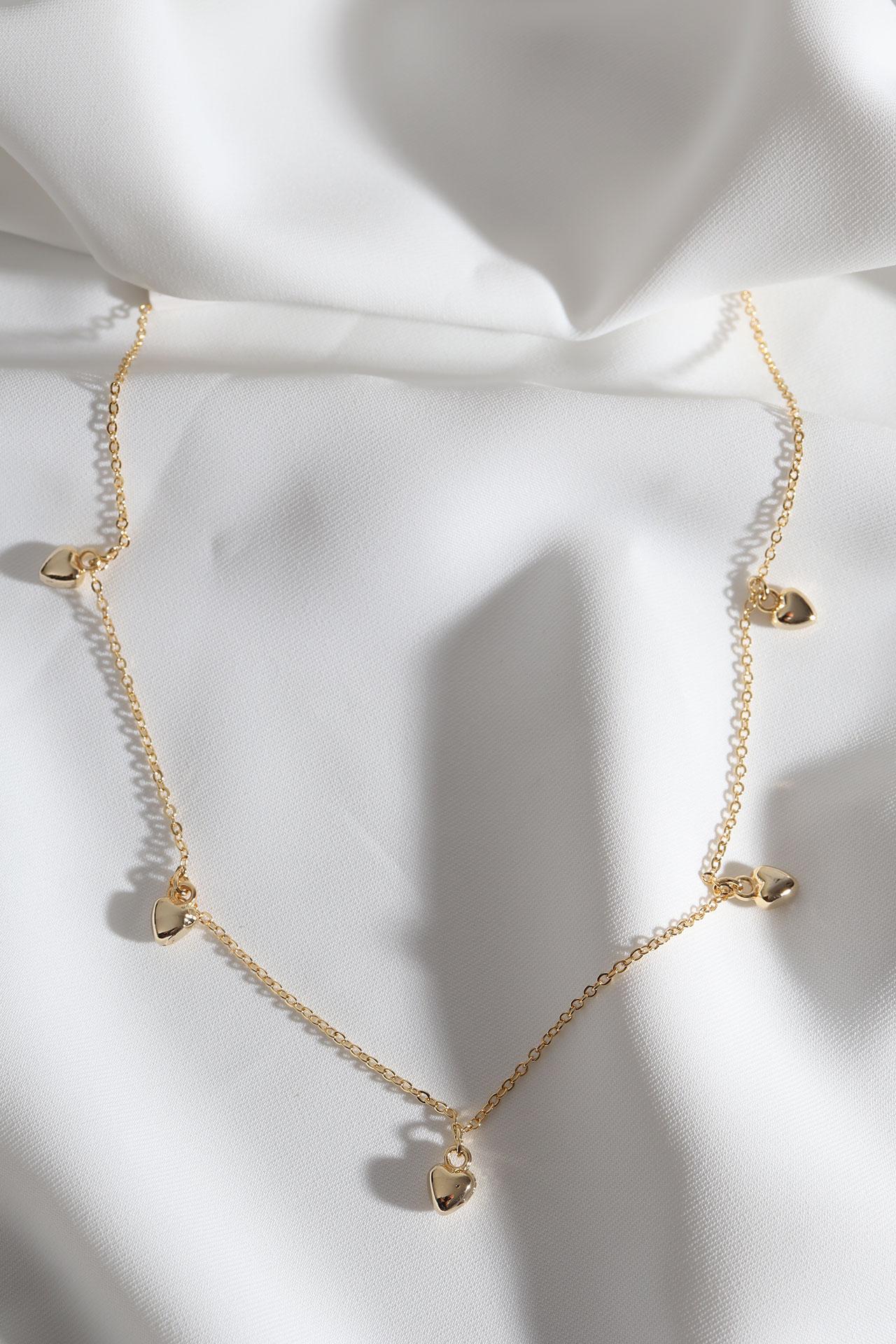 

Ожерелье золотого цвета с фигуркой сердца