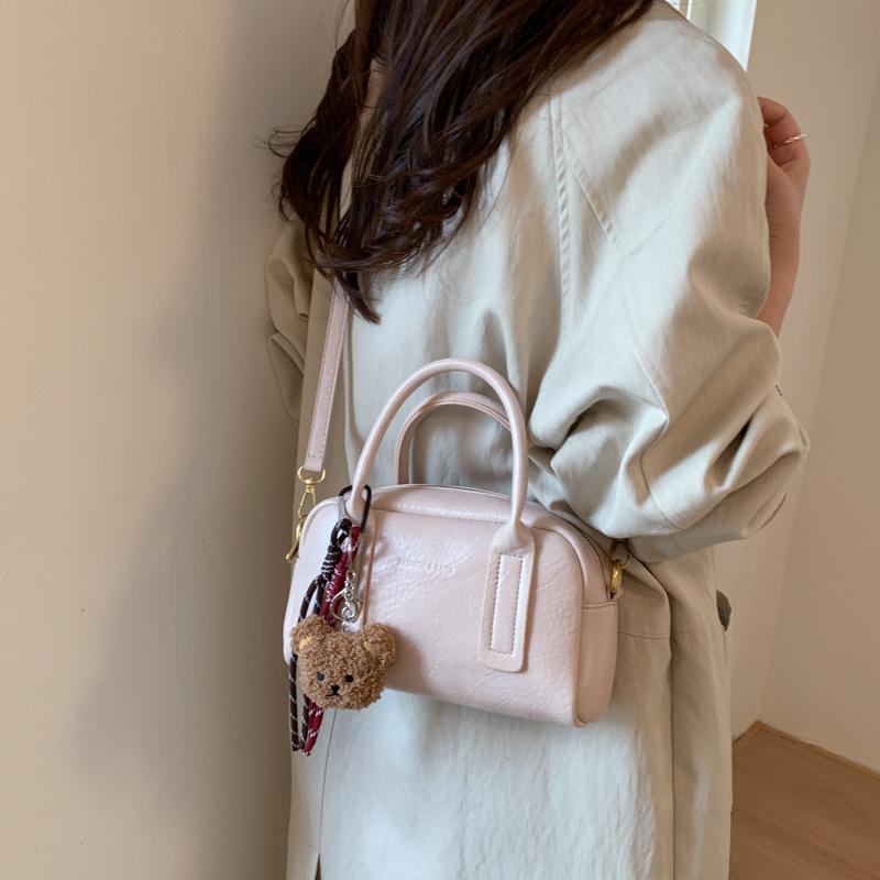 Retro Niche Design New Simple and Exquisite Handbag Fashionable and Versatile 2025 Autumn Women's Shoulder Messenger Bag