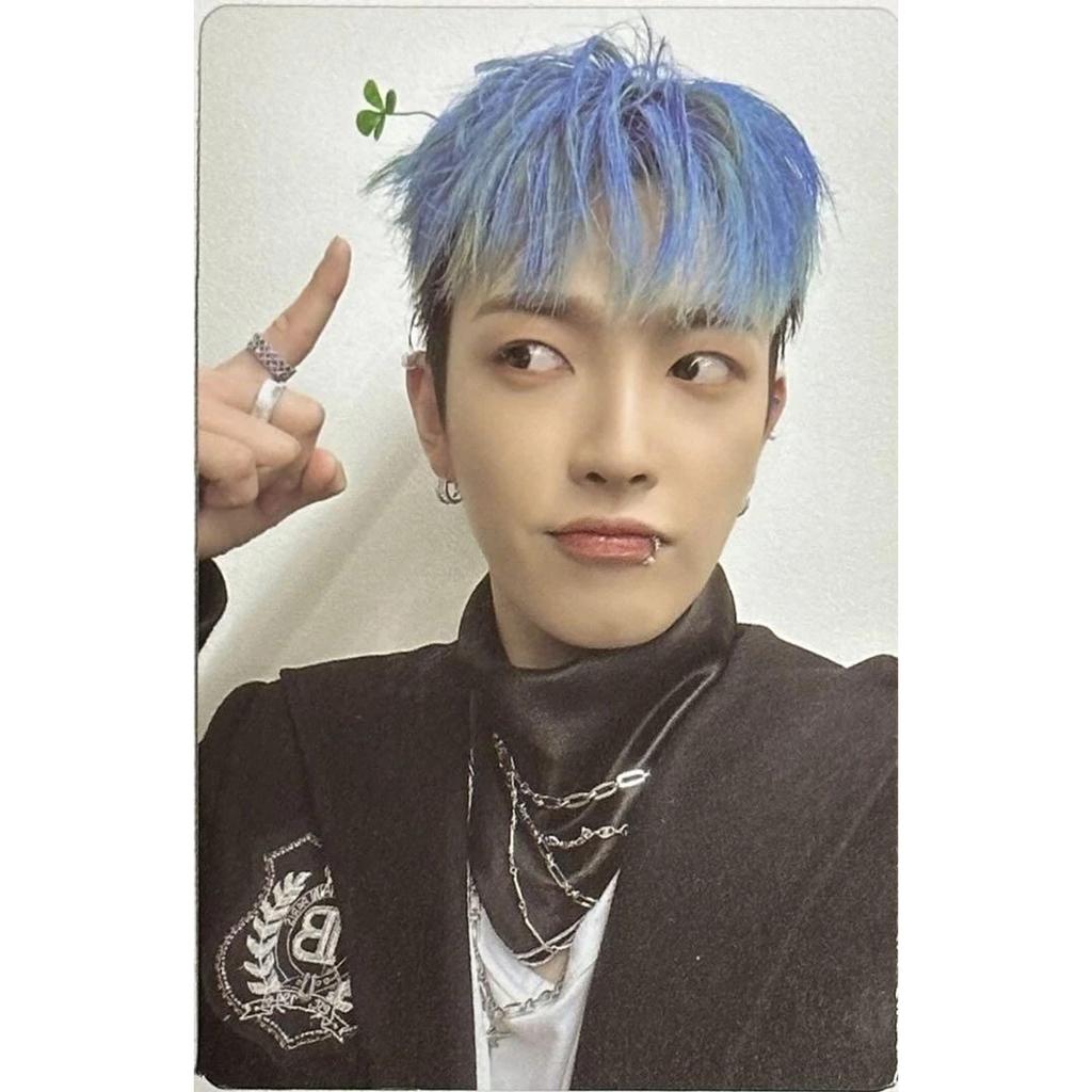 ATEEZ THE WORLD EP.2:OUTLAW A / DENÍK / JEDNOTKA DENÍKU / Z ver. OFICIÁLNÍ FOTOKARTA