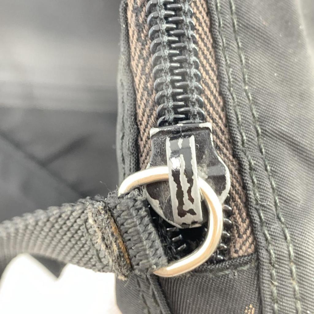 Prada Pocono Schultertasche Kameratasche Crossbody Tessuto Nylon Leder Schwarzer Schultergurt Crossbody Dreieckiges Logo-Schild Weißes Etikett