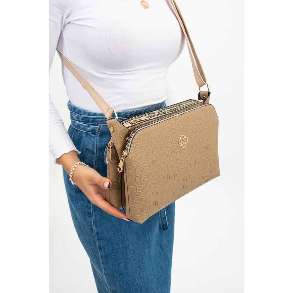 Hochwertige, wasserabweisende Schultertasche mit Kreuzgurt und drei Fächern, in Schwarz mit Textdruck bedruckt