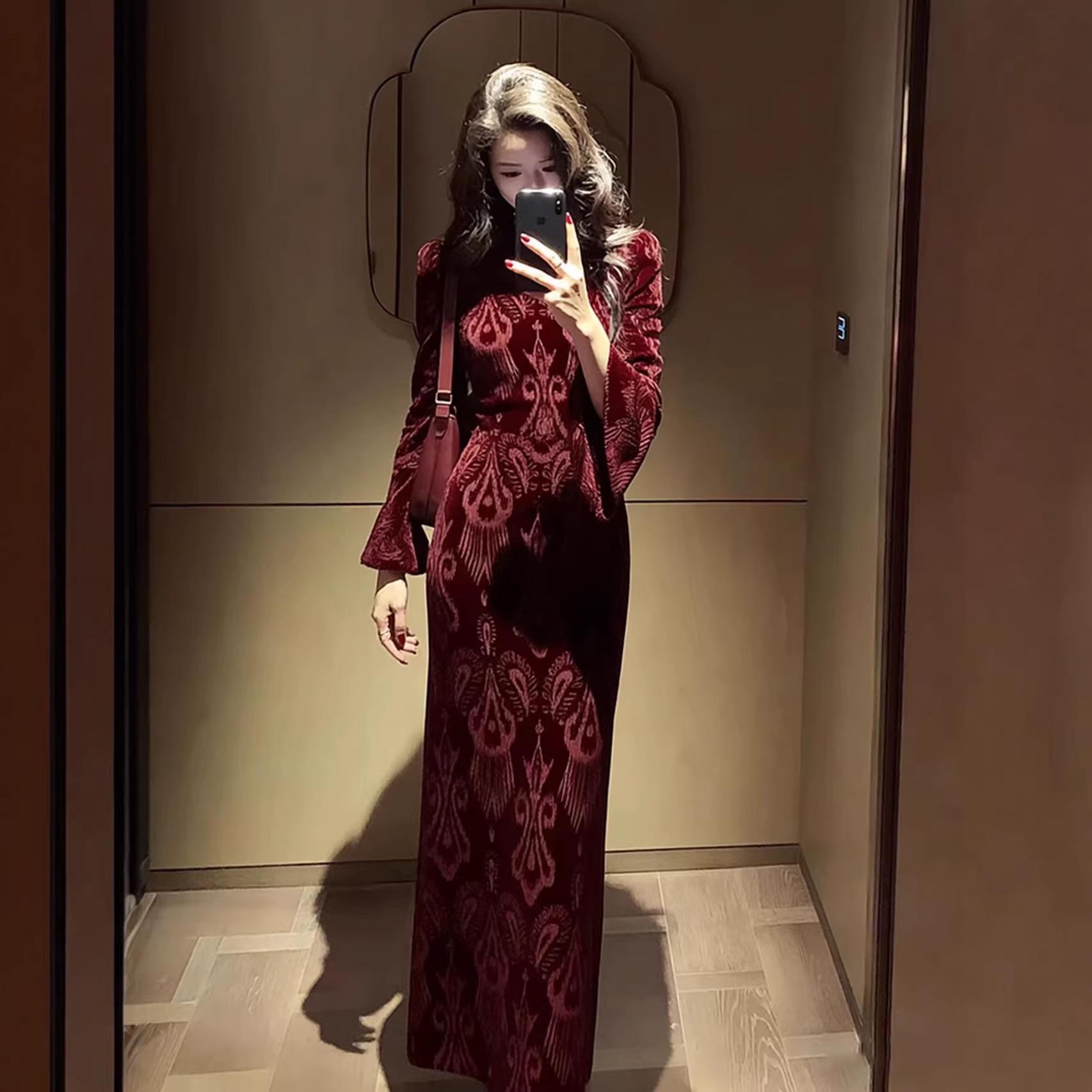 

Luxurious Red Velvet Skirt for Winter - Elegant, High-End Style XL