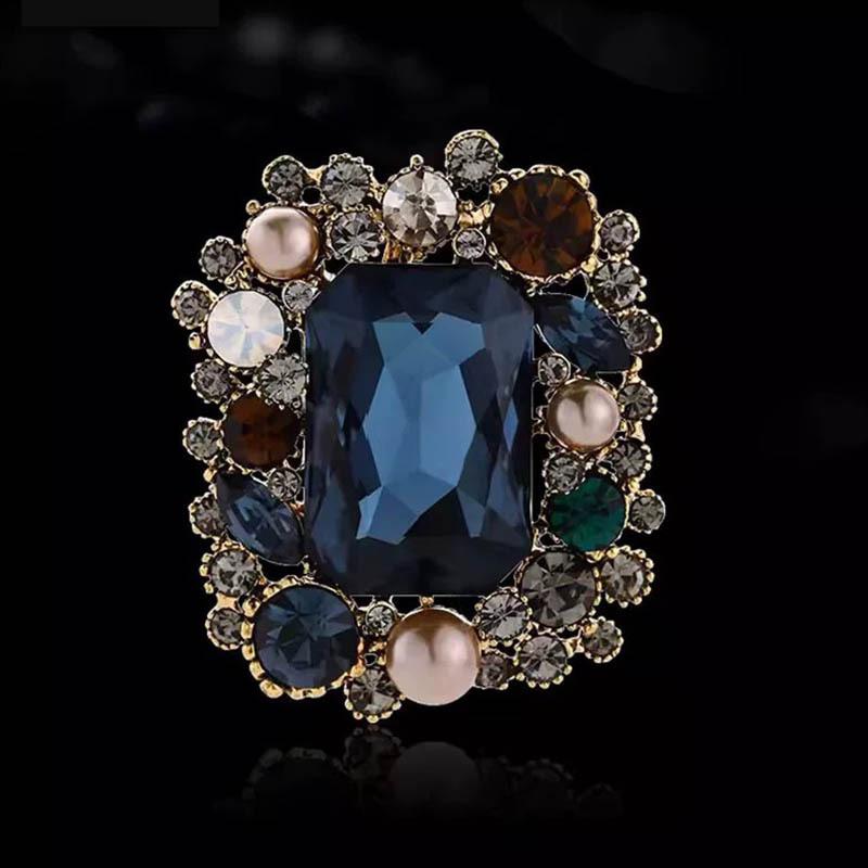 Spilla vintage con strass e perle: Elegante Spilla Accessorio per Tailleur da Donna in Stile Corte.