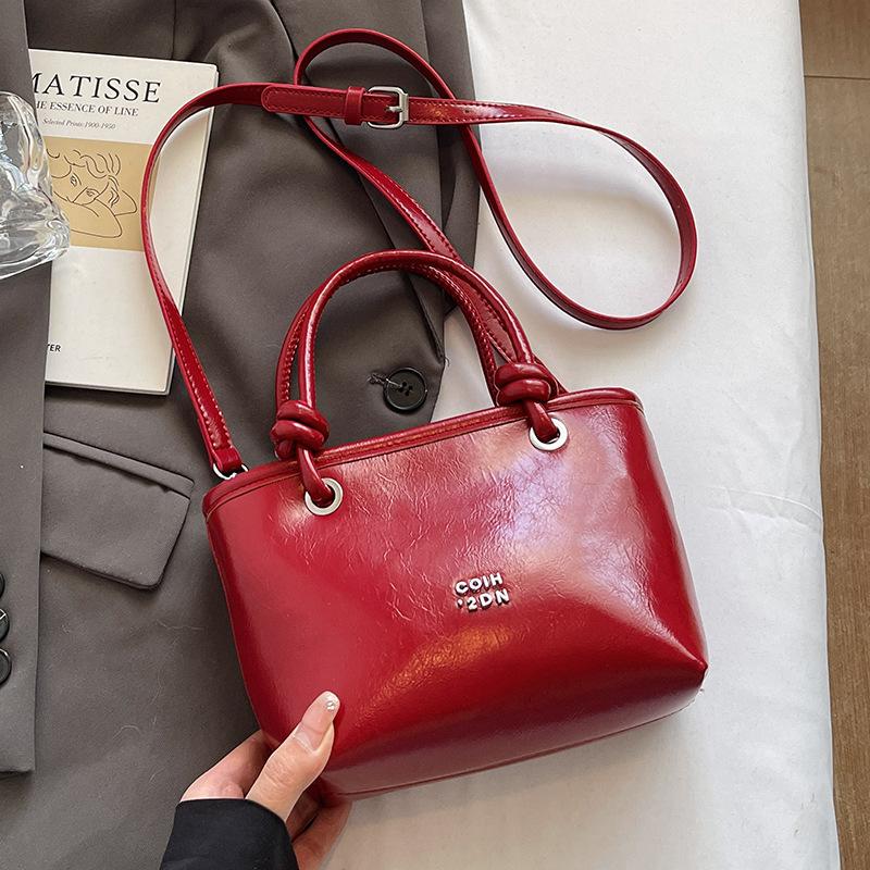 2025 new Korean simple oil wax leather portable bucket bag fashionable versatile solid color foreign style commuter messenger women's bag