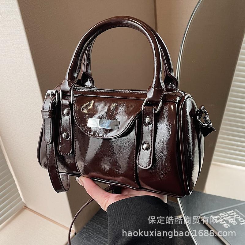 Super fire small bag women's autumn and winter 2025 new women's shoulder crossbody pillow bag versatile portable work small bag