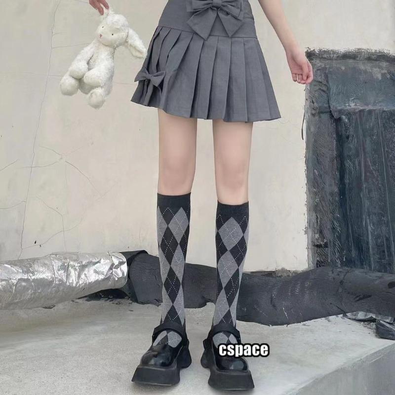 Retro kotní ponožky ve stylu vysoké školy s kosočtvercovým vzorem, mírně stlačené, trendy dlouhé ponožky na podzim a zimu