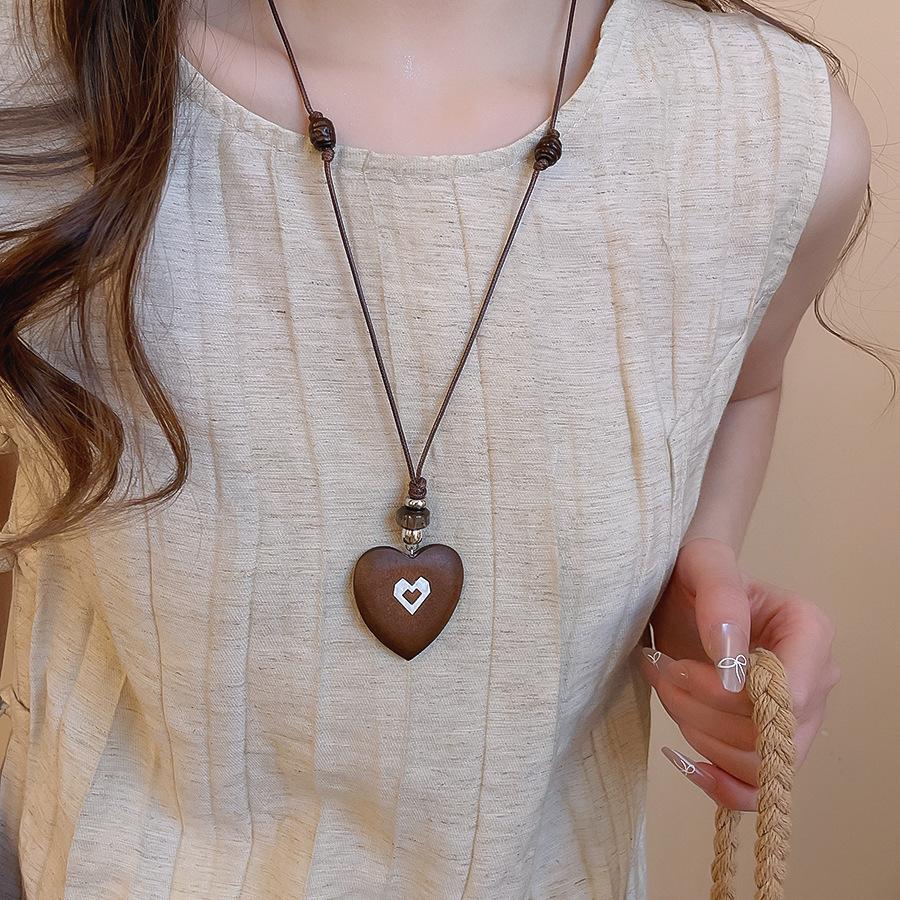 Wood chips irregular round square pendant necklace retro ethnic style collarbone chain design sense sweater chain women