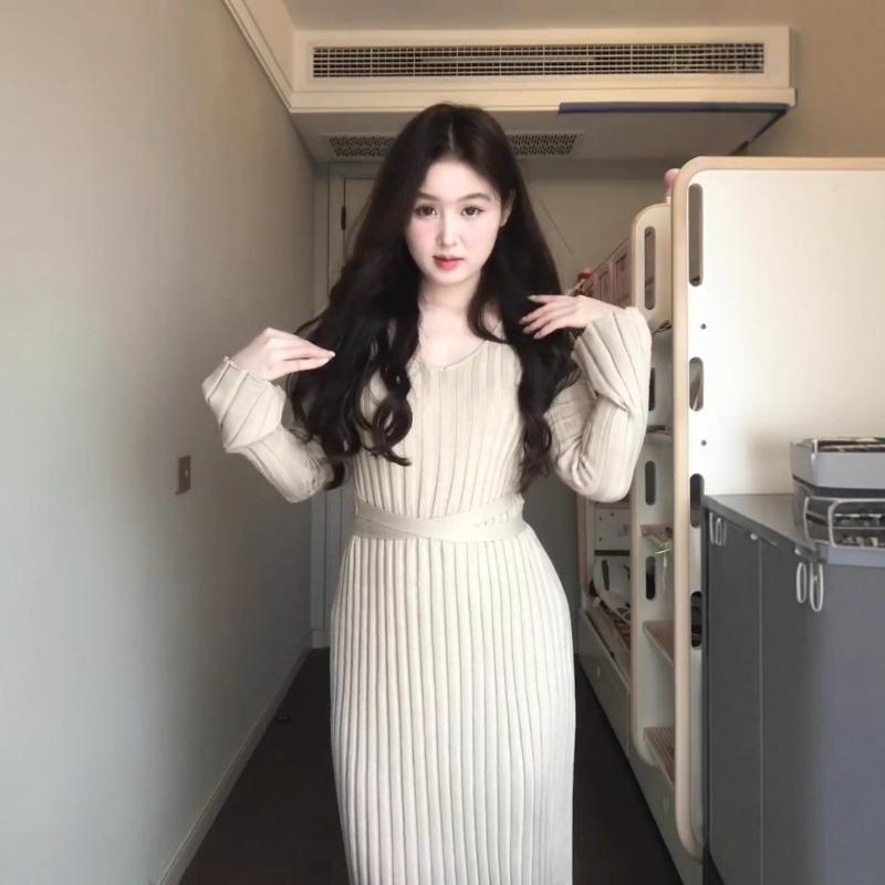 [] V-neck pit strip knitted dress autumn and winter new temperament strap waist and long dress women