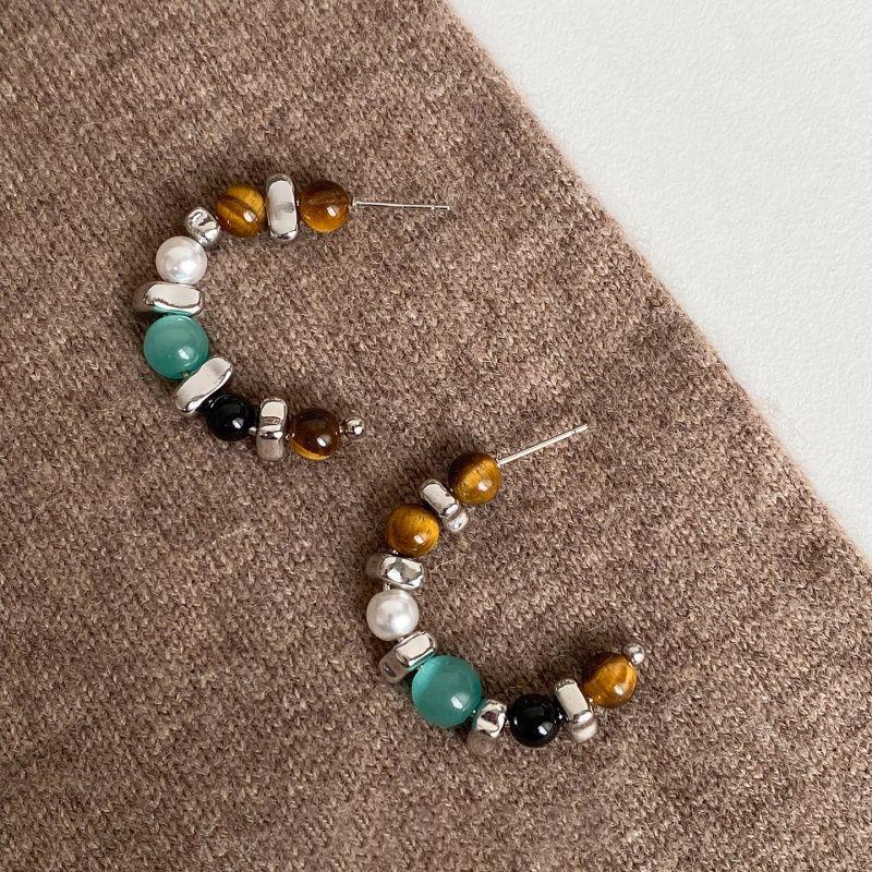 

Silver Needle Tiger Eye Pearl Earrings: Retro Y2K C-Shaped Studs with a High-End Niche Appeal
