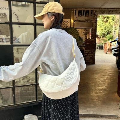 Yeni Basit Boş Zaman Tekstil Kadın Omuz Çantası Düz Renk Büyük Kapasiteli Kapitone Kadın Trend Çapraz Askılı Çanta İşe Gidiş Geliş Geziler İçin